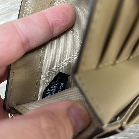1008-18 Michael kors wallet - Picture 9 of 10